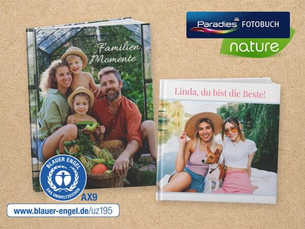 Zwei Fotobücher mit dem Blauer Engel Siegel stehen nebeneinander. Auf den Covern sind Naturbilder abgebildet.