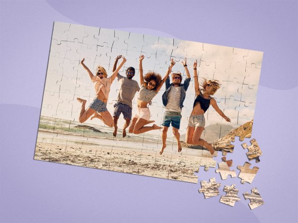 Ein Puzzle von einem Foto einer Gruppe Freunde am Strand.