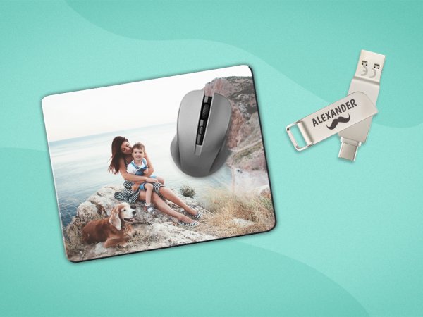 Ein Mousepad mit individuellem Foto und ein USB-Stick mit persönlicher Gravur.