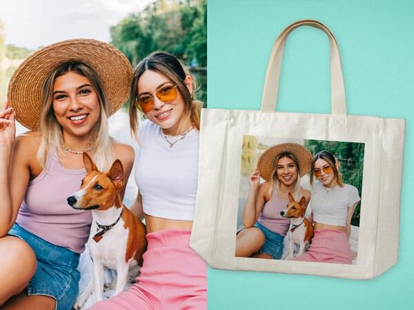 Tragetasche aus beigem Stoff mit persönlichem Foto vorne drauf. Daneben ein Bild von zwei Freundinnen mit Hund.