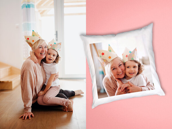 Quadratisches Kissen im Format 40 x 40 cm mit persönlichem Foto. Daneben ein Bild von einer Oma mit Kind auf dem Schoß.