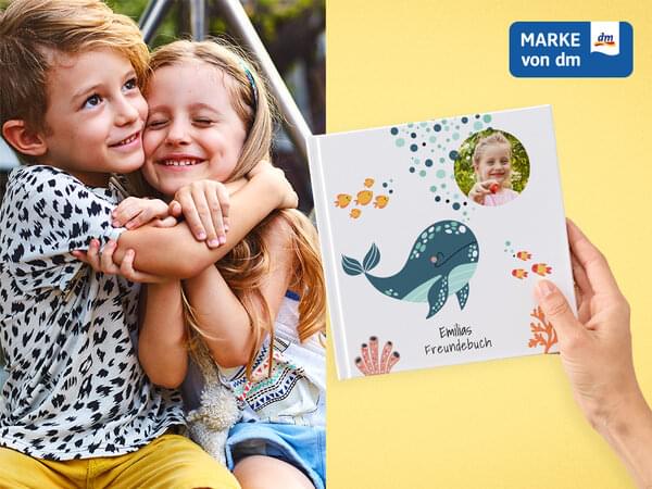 Ein Freundebuch im Unterwasser-Design mit persönlichem Namen und Foto. Daneben ein Bild von zwei Kindern.