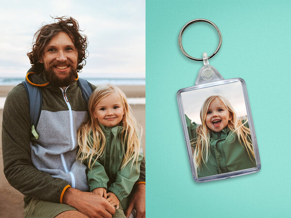Fotoschlüsselanhänger aus Acryl mit dem Foto von einem Kind. Daneben ein Bild von dem Kind mit seinem Papa.
