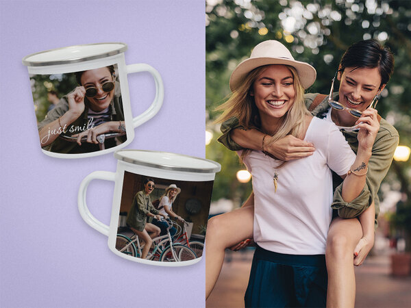 Zwei Emaille Becher mit persönlichem Foto und Text. Daneben ein Bild von zwei Freundinnen.