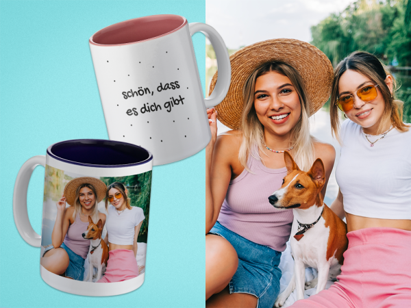 Zwei weiße Tassen mit farbiger Innenseite und persönlichem Foto und Text. Daneben das Bild von zwei Freundinnen mit Hund.