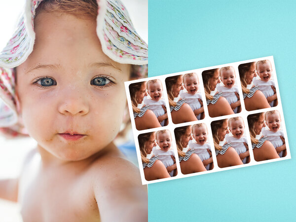Ein Stickerbogen bestehend aus acht Fotostickern mit dem gleichen Motiv. Daneben das Bild eines Kindes.