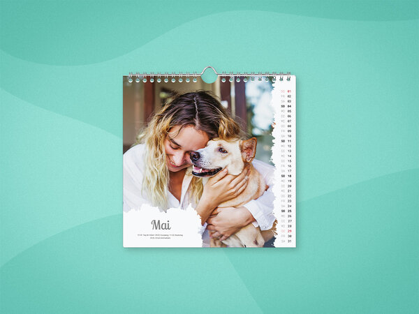 Wandkalender mit Spiralbindung und unregelmäßigem Design mit einem Foto von Frau mit Hund.