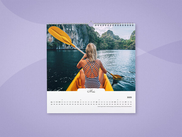 Wandkalender mit Spiralbindung und Design in handgeschriebenem Stil mit einem Foto von Frau im Kajak.