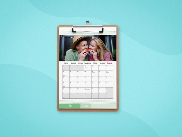 Terminkalender mit Klemmbrett, Design mit Farbakzenten und einem Foto von einem Paar.